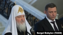 Вже покійний Олександр Захарченко, ватажок угруповання «ДНР», що визнане в Україні терористичним, і патріарх Московський Кирило (ліворуч). Москва. 25 грудня 2017 року