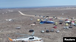 Казакстандын аймагында кулаган Azerbaijan Airlines авиакомпаниясына таандык учак.
