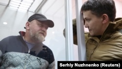 Народний депутат Надія Савченко (праворуч) спілкується з Володимиром Рубаном, керівником організації «Офіцерський корпус» під час судове засідання з обрання йому запобіжного заходу. Київ, 9 березня 2018 року (ілюстраційне фото)