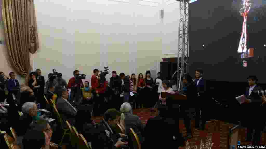 Бул тууралуу видеорепортаж англис тилине которулуп, чет өлкөлүк маалымат каражаттарына да таркаган.