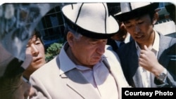 Чыңгыз Айтматов кытайлык кыргыз студенттер менен. 1989-жыл. Бээжин. (Сүрөт кытайлык кыргыз жазуучу Турсун Жумаалынын албомунан алынды. Буга чейин эч жерде жарыяланган эмес. Аманат сүрөт).	
 