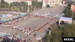 Вид на центральную площадь перед Актобинским областным акиматом. Актобе, 30 августа 2009 года.