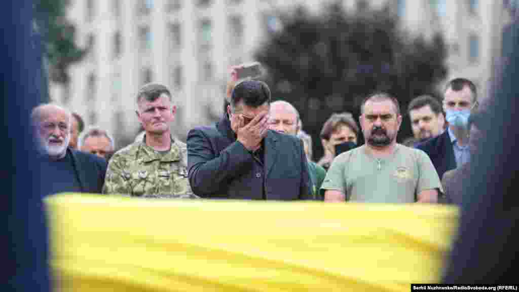 У Києві на майдані Незалежності відбулася церемонія прощання із загиблим на Донбасі військовослужбовцем, волонтером, засновником громадської організації &laquo;Пошукова ініціатива Майдану&raquo; Тарасом Матвіївим. Тарас Матвіїв загинув 10 липня неподалік Троїцького на Луганщині. Київ,&nbsp;14 липня 2020 року Фоторепортаж: на Майдані попрощалися з Тарасом Матвіївим