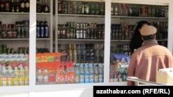 Lebap welaýatynyň Türkmenabat şäherindäki dükanyň öňünde duran alyjy.