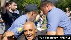 Милиция задерживает защитников Химкинского леса