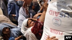 جریان توزیع کمک های بشری ایالات متحده به نیازمندان در افغانستان 