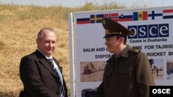 Раиси намояндагии САҲА дар Тоҷикистон Владимир Пряхин ва ноиби вазири дифои Тоҷикистон Рамил Нодиров дар расми маҳви барандаҳои мушакӣ.