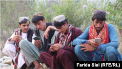 جوانان افغان در حال استفاده از رسانه های اجتماعی 