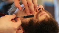 Polisiýa "wahabist bolmaýan bolsaň, iç" diýip arak içirdýär, sakgallary syrdyrýar