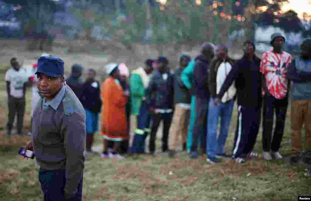 Очередь у избирательного участка в Хараре. Как полагают аналитики, ни один из кандидатов не сможет одержать победу в первом туре. В случае такого исхода в сентябре в Зимбабве должен состояться второй тур голосования.&nbsp;