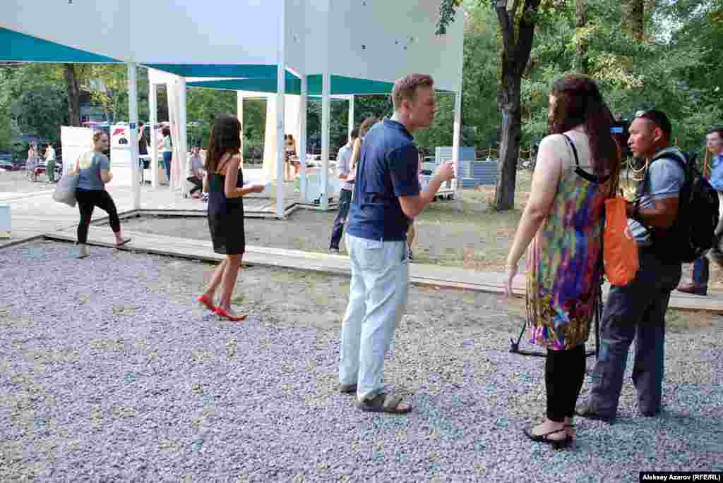 Идея проведения фестиваля пришла в голову атташе генерального консульства&nbsp;США по вопросам культуры и СМИ Чарльзу Мартину. На фото он &ndash; в центре.