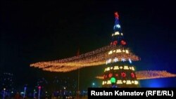 Жалал-Абад шаарынын Эркиндик аянтына орнотулган балаты. 16-декабрь 2019-жыл.  