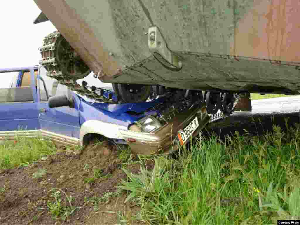 Өзбек танкы кыргыз жаранынын унаасын тебелеп кетти  -  Өзбекстан Сох анклавынан согуштук техникасын чыгарып баратканда бир өзбек танкасы кыргыз жараны Анарали Абдураимовдун женил автомобилин тебеле кетти. 2-июнь, 2010-жыл.