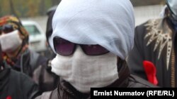 Баласына ВИЧ жуккан энелердин бири нааразылык акциясы маалында, 14-ноябрь, 2011-жыл