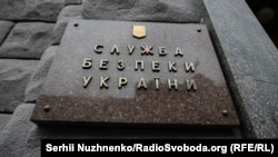 За даними СБУ, військова збирала і передавала необхідні бойовикам відомості, використовуючи спеціально створені акаунти у «забороненій російській соцмережі»