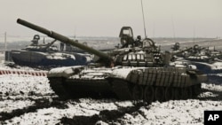 Российские танки на учениях на юге Ростовской области в январе 2022 года