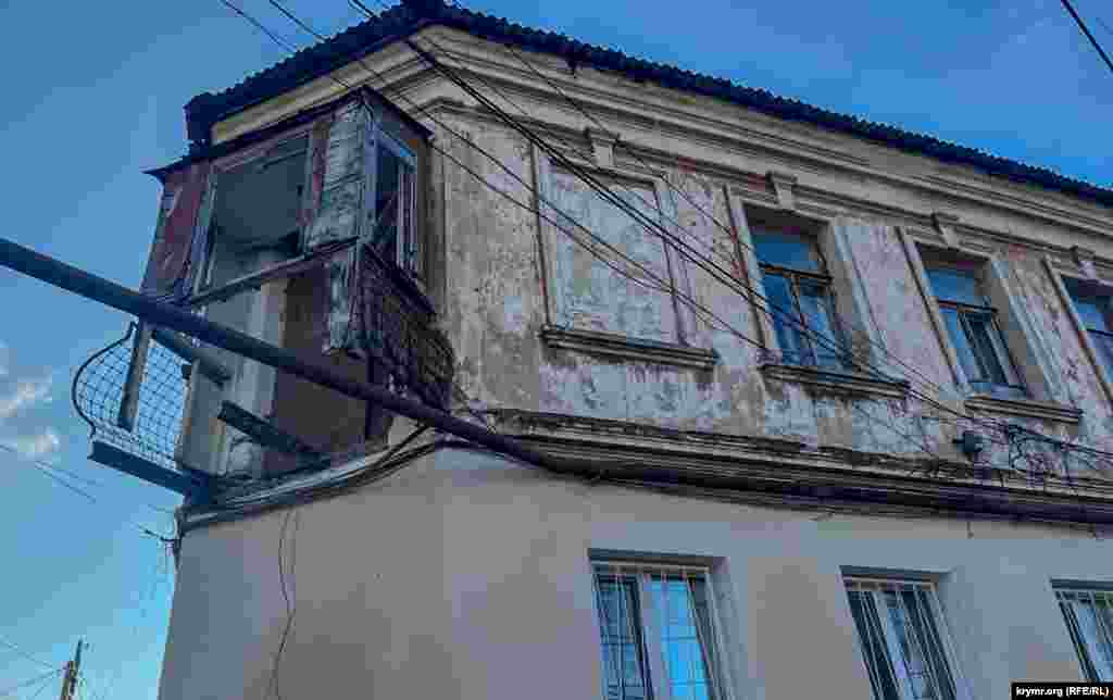 Spendiarov ve Kurçatov soqaqlarınıñ kesişüvinde tahta balkon tüşti