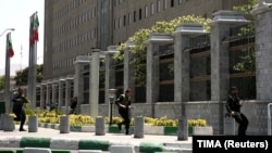 Иранский спецназ окружает здание Меджлиса