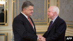 Петро Порошенко (л) і Джон МакКейн (п) під час одного з численних візитів сенатора до України, фото 2015 року