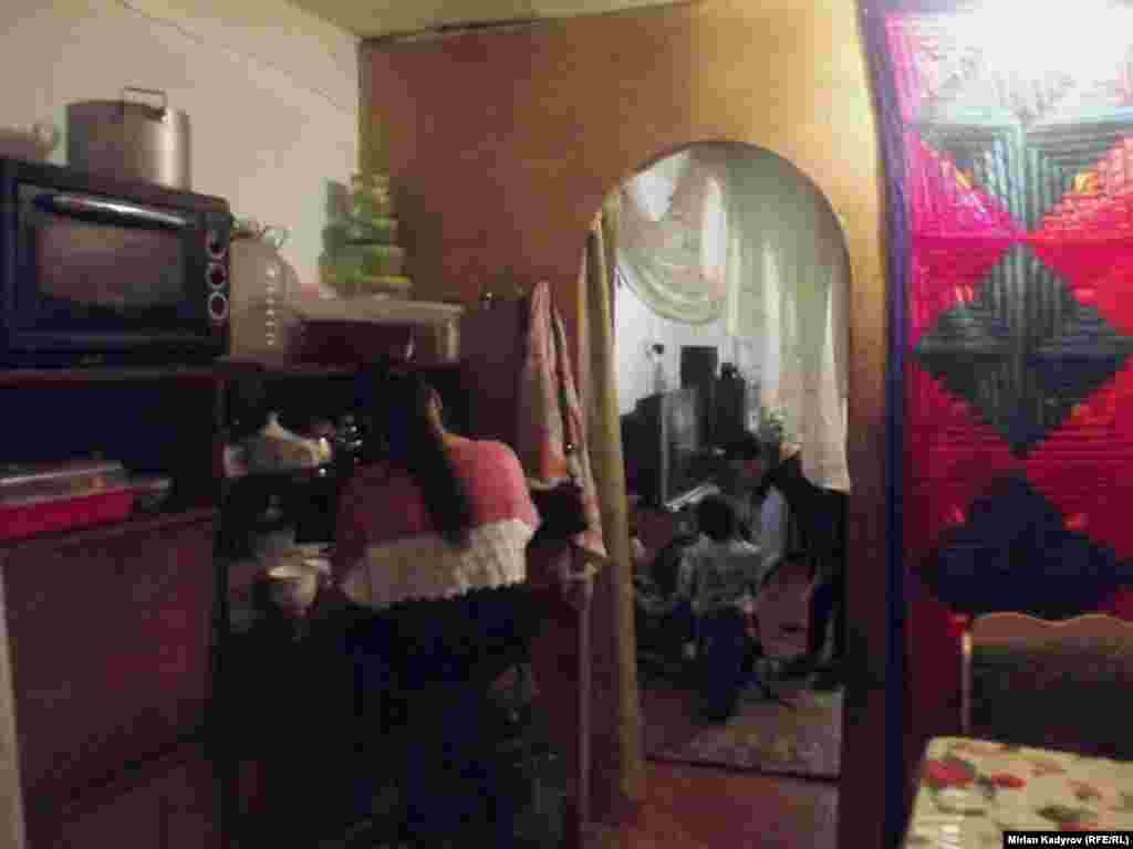 Айрымдар батирин ылайыктап экиге бөлүп алган. Оозгу бөлмөсү ашкана болсо, төркүсү жатуучу бөлмө.