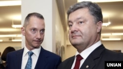 Медиамагнат Борис Ложкин (сол жақта) мен Украина президенті Петр Порошенко.  
