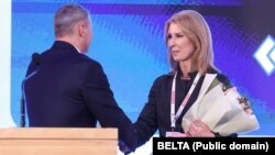 Былы кіраўнік «Белай Русі» Алег Раманаў віншуе новую старшыню партыі Вольгу Чамаданаву. Менск, 28 чэрвеня 2025 году