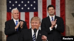 Президент Дональд Трамп коргонуу чыгымдарын көбөйтүүгө жана АКШнын инфраструктурасын жакшыртууга миллиарддаган доллар каражат керектигин Конгресстеги алгачкы кайрылуусу учурунда билдирген. Вашингтон, 28-февраль, 2017-жыл. 