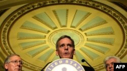 Приняв план спасения финансовой системы США, сенаторы переложили проблемы кризиса на остальной мир, считают эксперты