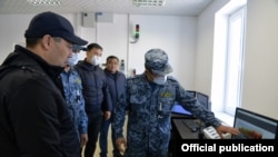 Президент Садыр Жапаров 18-июнда “Торугарт” көзөмөл-өткөрмө пунктунун иши менен таанышты.
