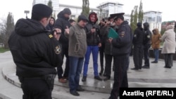 “Күк бүре” активистлары полиция белән каршылыкка керде 