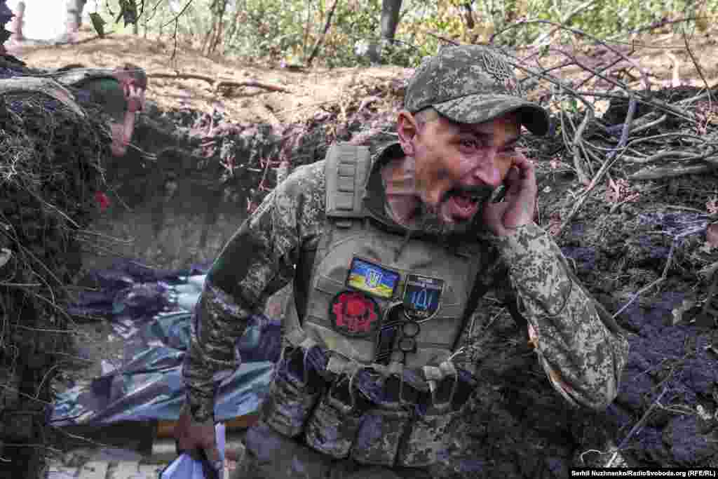 40 ýaşly ukrain komandiri Artýom, Pokrowsk etegindäki rus pozisiýalaryna atyşa başlamazdan ozal duýduryş buýrugyny berýär. 2024-nji ýylyň 1-nji oktýabry.