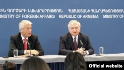 Армения - Совместная пресс-конференция и.о. главы МИД Армении Эдварда Налбандяна (справа) и генерального секретаря Совета Европы Торбьерна Ягланда, Ереван, 17 апреля 2013 г. 