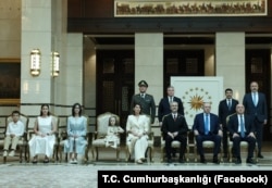 Посол України в Туреччині Наріман Джелял із сім'єю та президент Туреччини Реджеп Тайїп Ердоган, 8 липня 2025 року