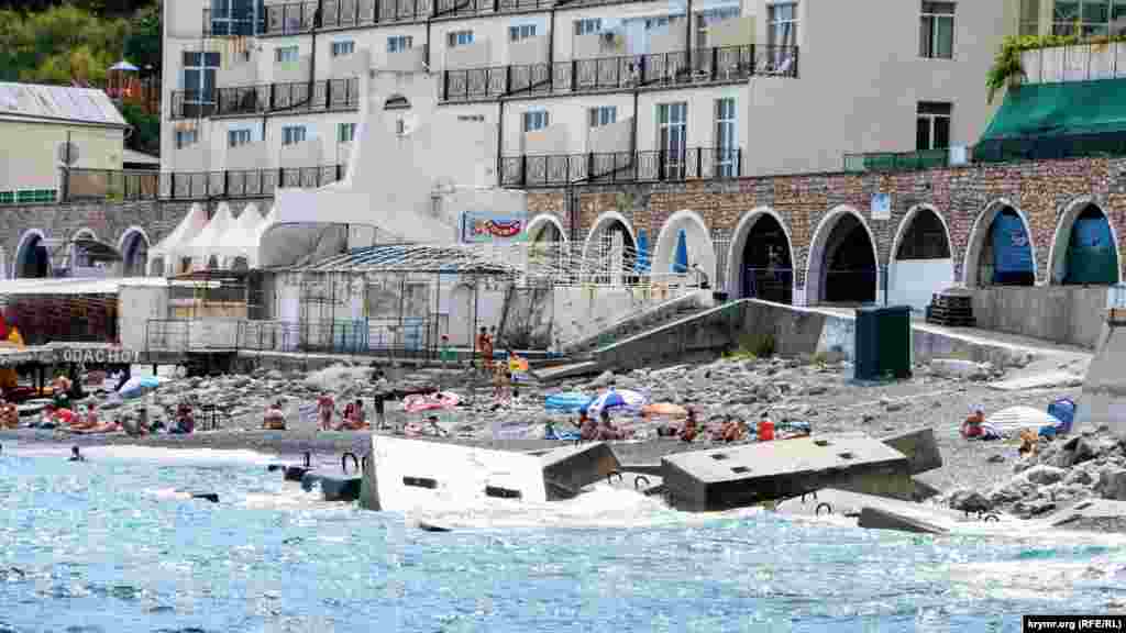 Трохи далі &ndash;​ велика кількість залізобетонних хвилерізів. Таким чином тут рятують берегову лінію від штормів