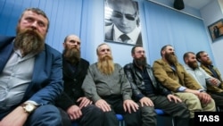 Герман Стерлигов (в центре) на встрече с крестьянами, собирающимися баллотироваться в депутаты. Октябрь 2015 года