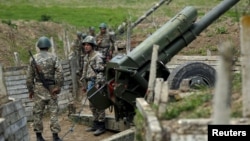 Լեռնային Ղարաբաղ - Պաշտպանության բանակի զինծառայողները Մարտունու մոտ, ապրիլ, 2016թ․