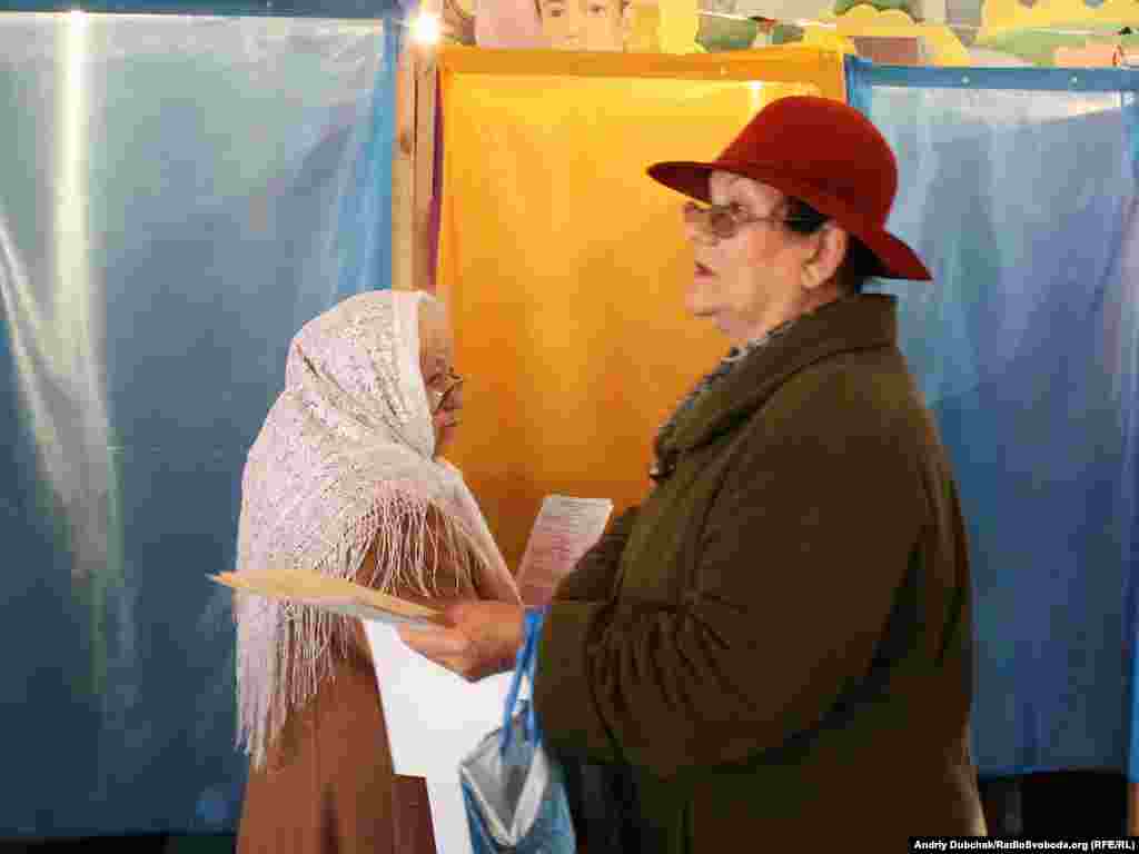 В Україні у неділю о восьмій годині ранку почались вибори до місцевих органів влади. Вінниця, 31 жовтня