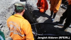 Баткен: суу баскан шахтадагы куткаруу иштери 
