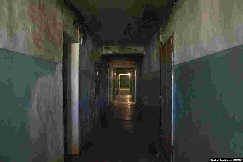 Бишкектеги Шота Руставели жана Айни көчөлөрүнүн кесилишинде жайгашкан Бишкек Гуманитардык университетинин мурдагы жатанакасы. Азыр менчиктештирилип кеткен. &nbsp;