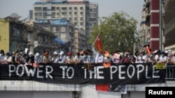 Зокрема, десятки тисяч людей зібралися в Янгоні, найбільшому місті й комерційному центрі країни