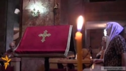 Չնայած մեռելոցին, բանկերն ու որոշ պետական հիմնարկներ աշխատում են