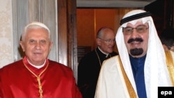 Падыша Абдулла Рим папасы Бенедикт XVI менен. Ватикан. 2007-жылдын 6-ноябры.