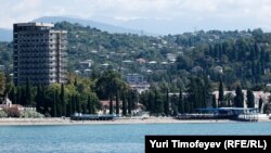 Можно предположить, что именно тема празднования 2500-летия Сухума вызвала к жизни идею создания городского герба