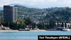 Молодой режиссер из Москвы снимает фильм "Сухум, я люблю тебя", состоящий из 14 новелл