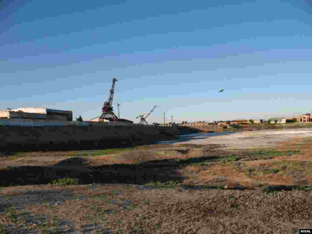 Так выглядит сегодня один из портов Аральского моря. - Так выглядит сегодня один из портов Аральского моря.