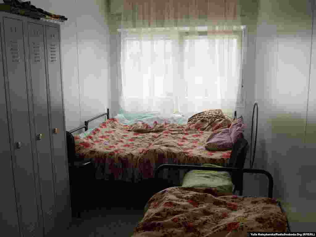 Кімнати переїжджих з Донбасу набувають все більш обжитого вигляду і вже не схожі на купе: люди порозбирали двоповерхові ліжка, облаштувавши з них спальні куточки