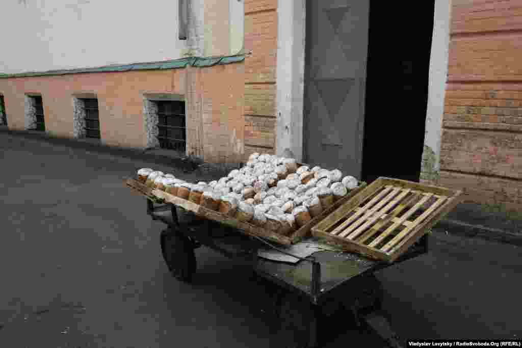 На таких возиках паски розвозять по корпусах і роздають ув&rsquo;язненим