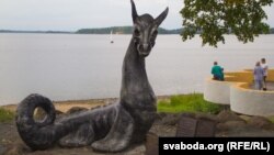 Скульптура Цмока на лепельскім возеры