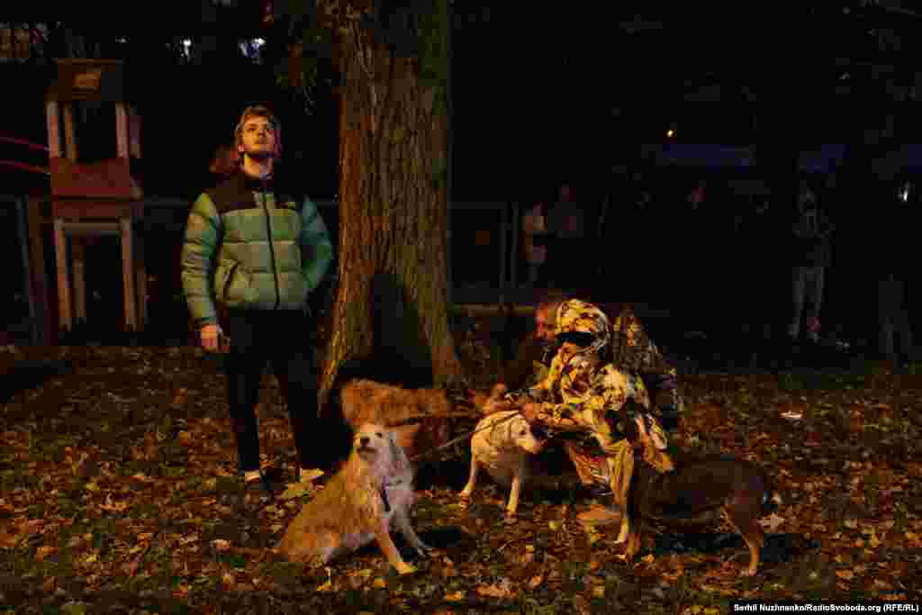 Чоловік дивиться на наслідки російського удару по багатоповерхівці