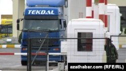 Түркмөн чек арасындагы жүк ташуучу автоунаалар. (Архивдик сүрөт).